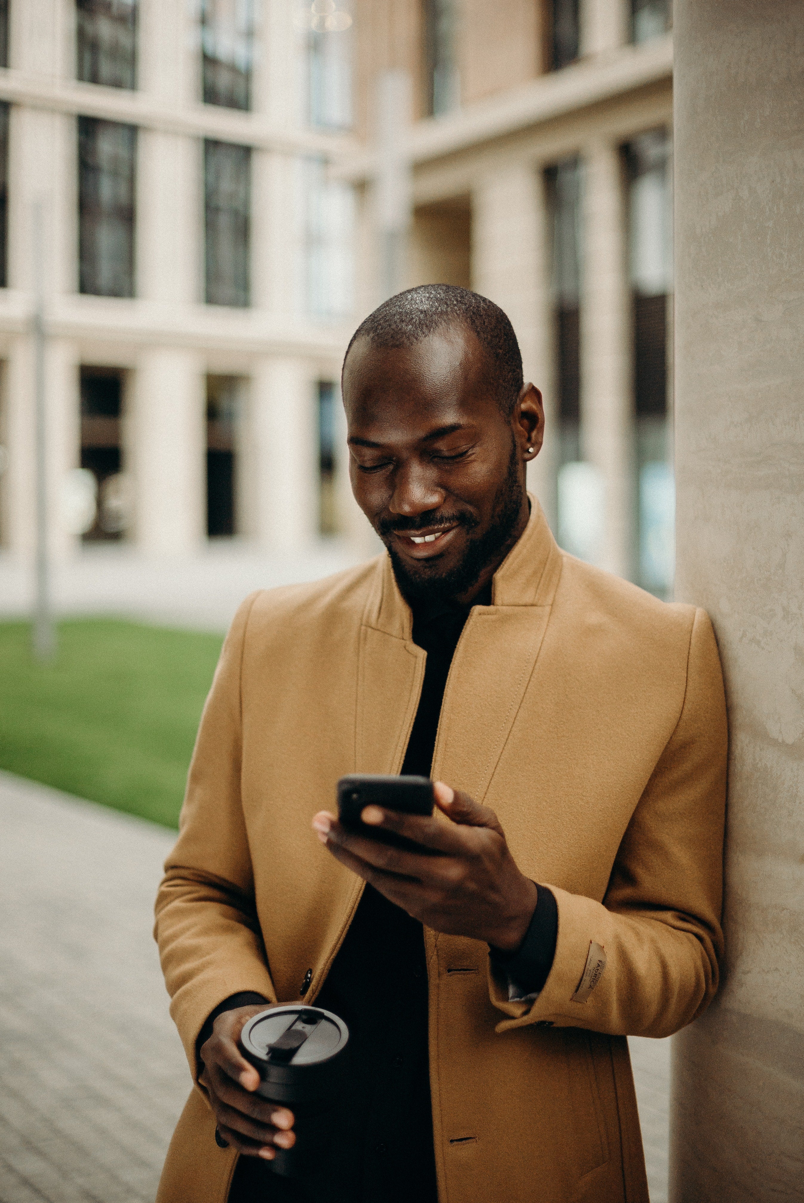 SegoGalant: Mann mit Smartphone und Kaffee Banner